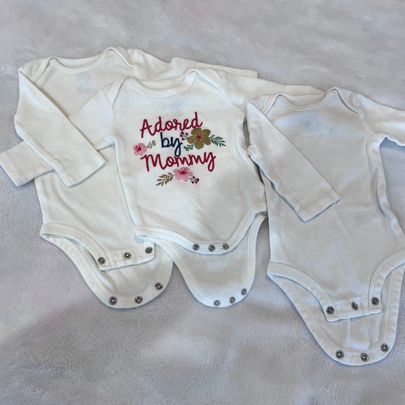 3 Onesies 2 Plain and 1 With A Decorative Design For Mom 3 - 6 Months - Picture 2 of 7